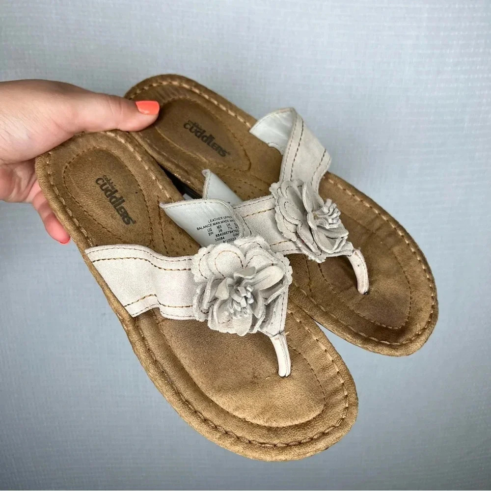 Cobbie Cuddlers | Floral Thong Flip Flops 9W Tan Heeled